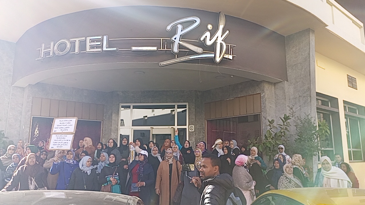 صورة فيديو : وقفة احتجاجية لعاملات وعمال شركة سيكوم سيكوميك أمام فندق الريف   تحت شعار (تازي دار مشاريع ورمنا فالشوارع)