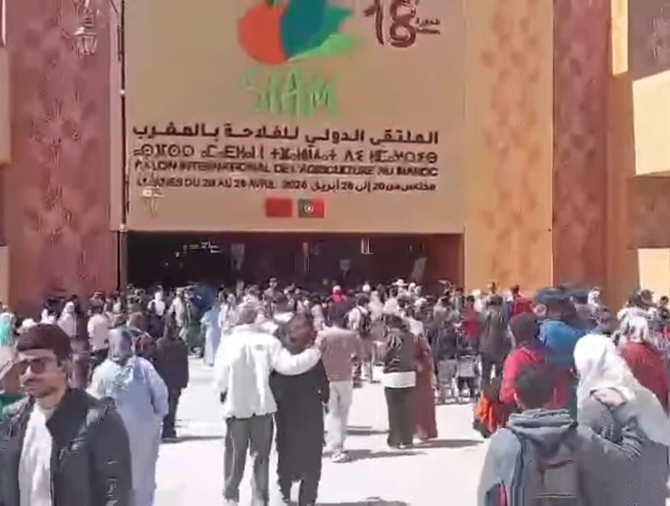*مليون و137 ألف زائر لـ “سيام”* أسدل‭ ‬الستار،‭ ‬عشية‭ ‬أول‭ ‬أمس‭ (‬الثلاثاء‭)‬،‭ ‬على‭ ‬فعاليات‭ ‬الدورة‭ ‬الثامنة‭ ‬عشرة‭ ‬للملتقى‭ ‬الدولي‭ ‬للفلاحة‭ ‬بالمغرب،‭ ‬محققة‭ ‬نجاحا‭ ‬لافتا‭ ‬توج‭ ‬بتسجيل‭ ‬رقم‭ ‬قياسي‭ ‬جديد‭ ‬في‭ ‬عدد‭ ‬الزوار،‭ ‬الذي‭ ‬تجاوز‭ ‬ما‭ ‬مجموعه‭ ‬مليون‭ ‬و137‭ ‬ألف‭ ‬زائر،‭ ‬وهو‭ ‬رقم‭ ‬غير‭ ‬مسبوق‭ ‬يعكس‭ ‬مدى‭ ‬الإقبال‭ ‬الكبير‭ ‬الذي‭ ‬عرفه‭ ‬هذا‭ ‬الحدث‭ ‬الدولي،‭ ‬سواء‭ ‬من‭ ‬قبل‭ ‬المهنيين‭ ‬أو‭ ‬عموم‭ ‬المواطنين‭. ‬ وسلطت‭ ‬دورة‭ ‬هذه‭ ‬السنة‭ ‬الضوء‭ ‬على‭ ‬حصيلة‭ ‬التقدم‭ ‬المحرز‭ ‬في‭ ‬تطوير‭ ‬سلاسل‭ ‬الإنتاج‭ ‬الحيواني،‭ ‬مع‭ ‬التركيز‭ ‬على‭ ‬تحسين‭ ‬الصحة‭ ‬الحيوانية،‭ ‬وتعزيز‭ ‬السلامة‭ ‬الصحية،‭ ‬إلى‭ ‬جانب‭ ‬الرفع‭ ‬من‭ ‬الأداء‭ ‬الاقتصادي‭ ‬والتقني‭ ‬لوحدات‭ ‬تربية‭ ‬الماشية،‭ ‬امتدادا‭ ‬للنقاشات‭ ‬التي‭ ‬طبعت‭ ‬الدورات‭ ‬السابقة‭ ‬حول‭ ‬استدامة‭ ‬القطاع‭ ‬الفلاحي‭ ‬ومرونته‭. ‬ وعرفت‭ ‬هذه‭ ‬الدورة‭ ‬مشاركة‭ ‬نحو‭ ‬1500‭ ‬عارض‭ ‬يمثلون‭ ‬حوالي‭ ‬70‭ ‬دولة،‭ ‬إضافة‭ ‬إلى‭ ‬تنظيم‭ ‬أكثر‭ ‬من‭ ‬40‭ ‬ندوة‭ ‬علمية‭ ‬ومهنية،‭ ‬ما‭ ‬ساهم‭ ‬في‭ ‬تعزيز‭ ‬إشعاع‭ ‬هذا‭ ‬الحدث‭ ‬على‭ ‬المستويين‭ ‬الوطني‭ ‬والدولي،‭ ‬وترسيخ‭ ‬مكانة‭ ‬المغرب‭ ‬فاعلا‭ ‬رئيسيا‭ ‬في‭ ‬المجال‭ ‬الفلاحي،‭ ‬كما‭ ‬تميزت‭ ‬الفعاليات‭ ‬بحضور‭ ‬وفد‭ ‬وزاري‭ ‬رفيع‭ ‬المستوى‭ ‬إلى‭ ‬جانب‭ ‬أحمد‭ ‬البواري،‭ ‬وزير‭ ‬الفلاحة‭ ‬والصيد‭ ‬البحري‭ ‬والتنمية‭ ‬القروية‭ ‬والمياه‭ ‬والغابات،‭ ‬ونخبة‭ ‬من‭ ‬المسؤولين‭ ‬المغاربة‭ ‬والأجانب،‭ ‬الذين‭ ‬ساهموا‭ ‬في‭ ‬إثراء‭ ‬التفكير‭ ‬الجماعي‭ ‬حول‭ ‬مستقبل‭ ‬السلاسل‭ ‬الفلاحية‭.‬ *حميد‭ ‬بن‭ ‬التهامي* (مكناس)